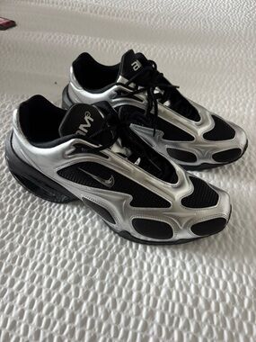 Nike Men's Silver and Black Athletic Sneakers